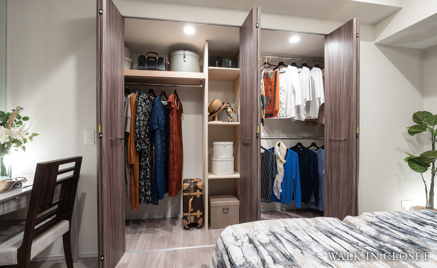 WALK-IN CLOSET