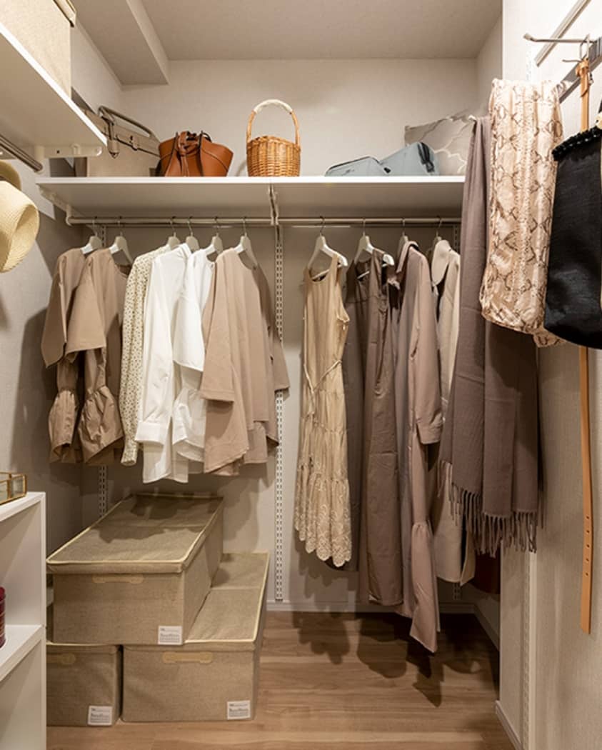 WALK IN CLOSET